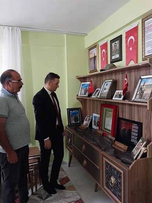 İlçe Kaymakamımız Sayın Musa AYYILDIZ, Şehit Ailelerini ve Gazilerimizin evlerine ziyarette bulundu ve 30 Ağustos Zafer Bayramlarını kutladı.
